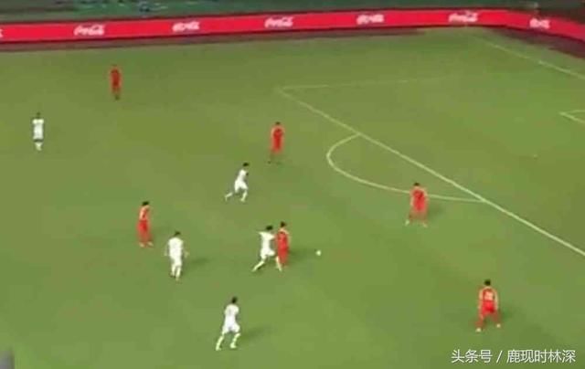 国足再现神级乌龙球,守门员都懵了,网友:这明