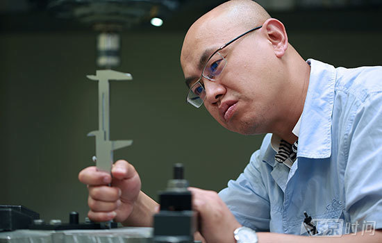 【中国梦实践者】戴天方:打造导弹“钢铁之躯”的双刀侠 【中国梦实践者】戴天方:打造导弹“钢铁之躯”的双刀侠