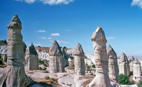 1.土耳其爱情谷（Love Valley） 这个叫做土耳其爱情谷的景点吸引了大批土耳其的旅客蜂涌而至。许多游客特别搭乘热气球来卡帕多细亚（Cappadocia）参观这些状似阴茎的柱子。虽然这些柱子像是特别雕刻来向雄性象征致敬的，但其实它们因火山岩侵蚀风化而自然形成的。