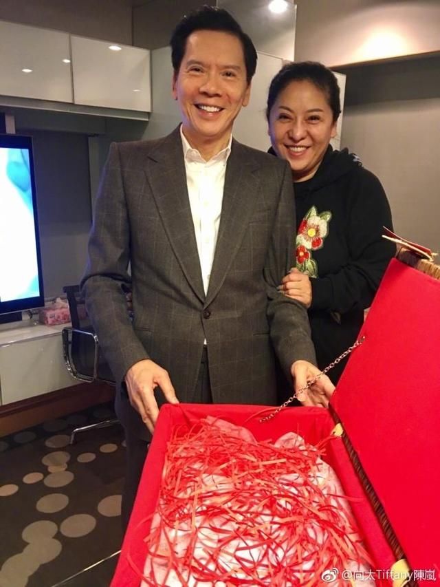 70岁男人是个宝,向华强比小他9岁的老婆看着还