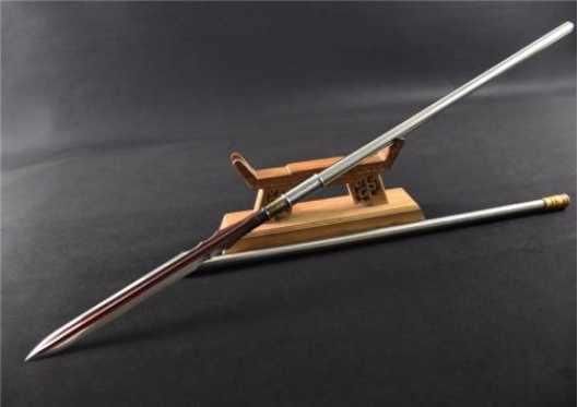 矛 矛最长是长达4米的,主要是用于车战的,骑在马上的矛通常叫槊,短矛