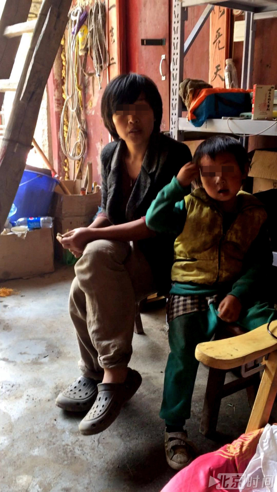 5岁娃终南山修行母亲给寺庙搬砖1天挣40元