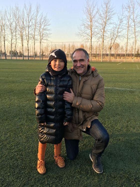 用拼搏点亮足球梦东俊希望之星李文豪签约鲁能足校