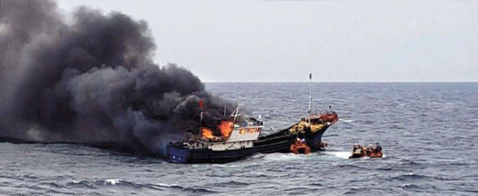 9月29日上午9时45分许，一艘中国渔船在韩国全罗南道新安郡附近海域，遭韩国海警登船检查。因驾驶舱和机器房被反锁，对方在追捕时向中国渔船发射了3枚闪光爆震弹，其中2枚在驾驶舱内爆炸。结果引发火灾，最终造成3名中国渔民死亡。