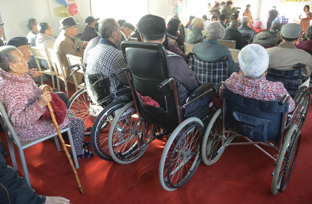 "轮椅"老人留守敬老院 想念子女