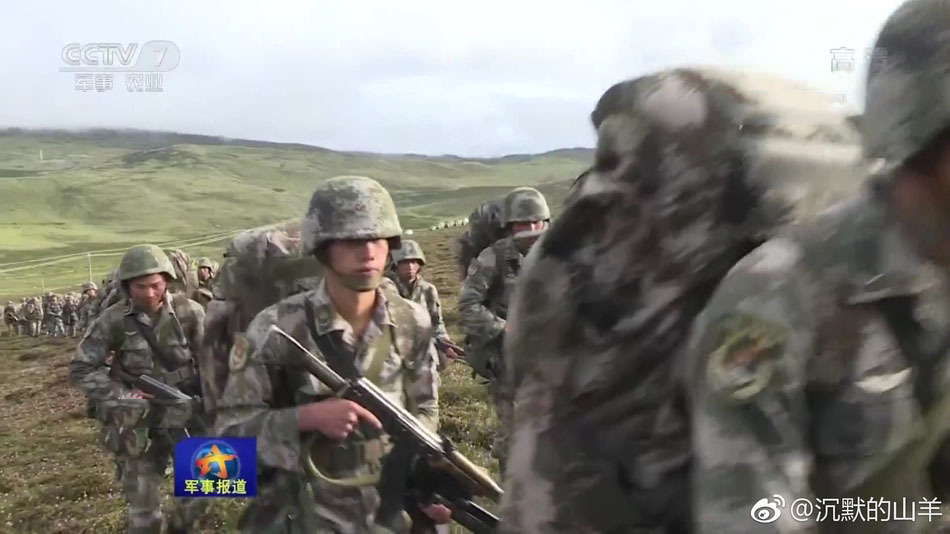 面对稀薄的空气和坚硬的土层，官兵们奋力挖掘，很快完成了工事构筑。