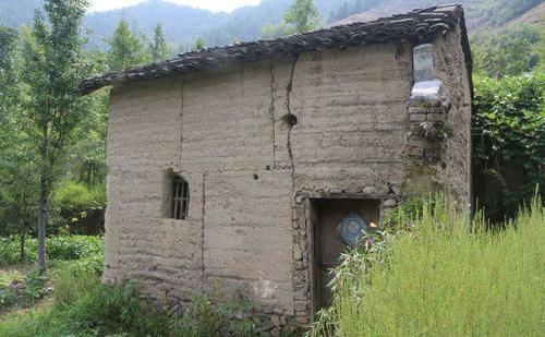 和老公回乡下看瘫婆婆,嫌家里脏我不进门,公公