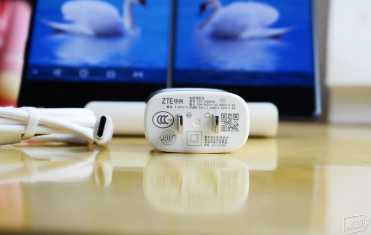 双屏手机玩过没?中兴天机Axon M折叠双屏