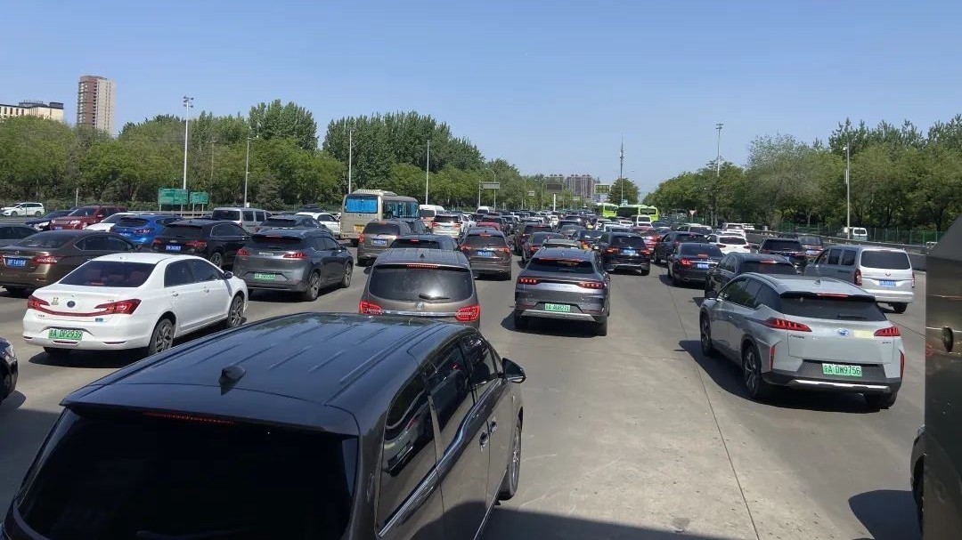 明明车不多 没有事故 为什么还会堵车？