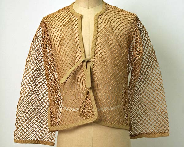 着外套的时候,还可以贴身先穿上一件用细小单枝竹管串接成网状的竹衣