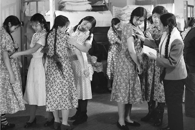 进入新中国时期，旗袍很快被中山装、列宁装取代。五十年代，随着苏联援华队伍的到来，中国女人又开始流行穿“布拉吉”——一种苏联女专家穿的裙子。那时候女人们梳着长长的大辫子。