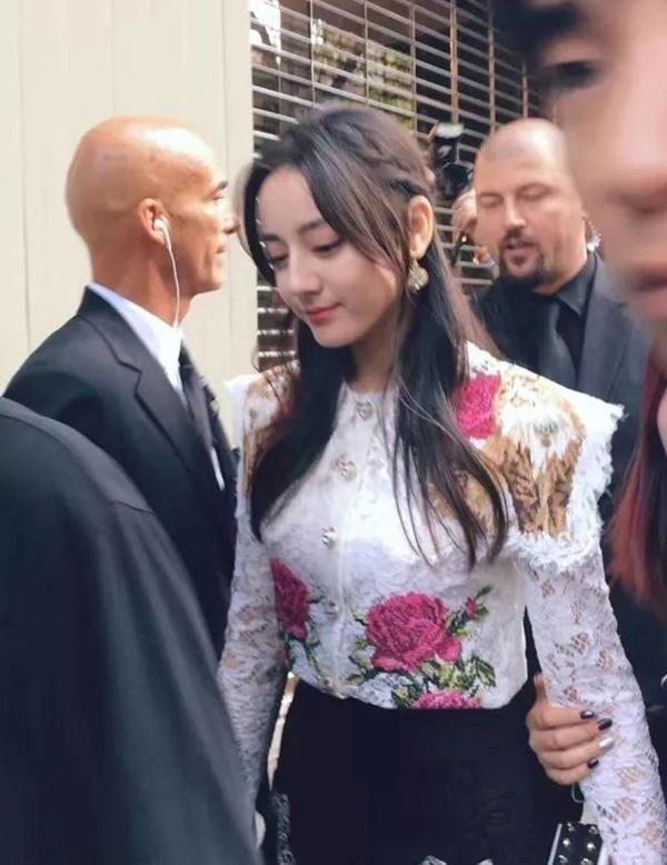 娃憔悴得连肉都松松垮垮,就这样还吹比瘪嘴的