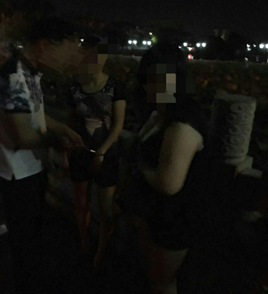 图为疑似拉客招嫖违法人员。