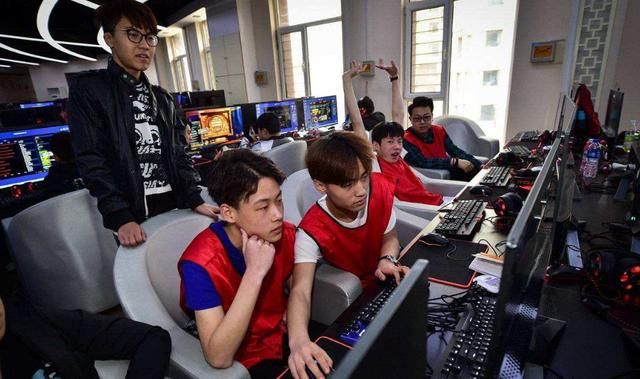 一位人民教师对斗鱼55开卢本伟的看法,玩游戏