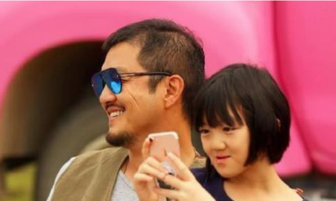 李嫣弹钢琴姿态似王菲,李亚鹏一旁低笑,网友赞