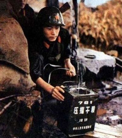 从对越自卫反击战到1995年,761压缩干粮都是我军野战食品中的骨干品种。听当年参加对越反击的老兵说,每天就给三块这东西,虽然很香很好吃,但是硬的能崩掉牙,急眼了甚至能用来打人……