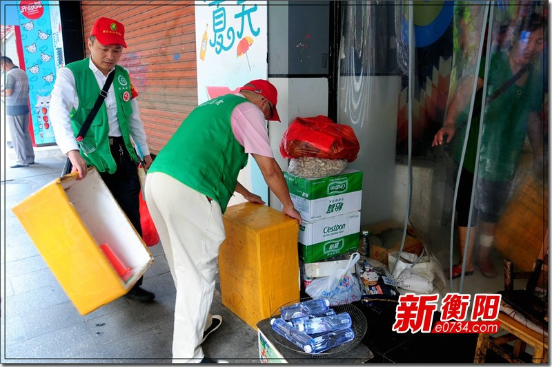 向不文明行为说不:人民街道劝导员劝出成效