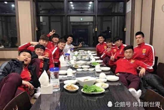 从俄罗斯球员伙食费,深思国足为何被调侃白斩