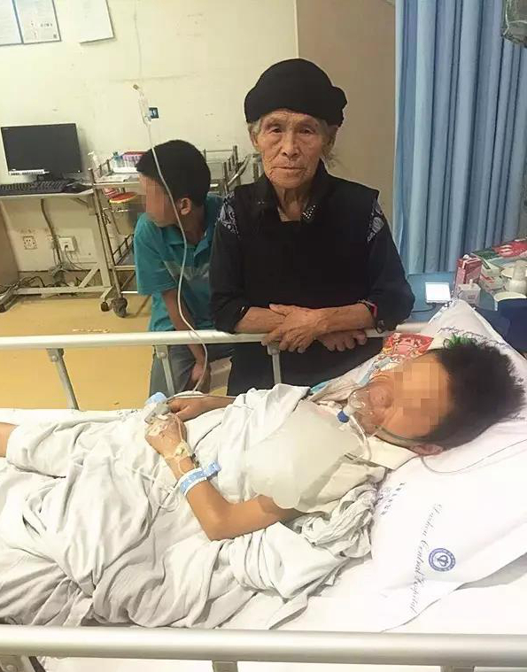 在喝农药后的几天，小军的病情持续恶化，直到8月25日已经站不起了，奶奶只得打电话给苏小松，叫他赶紧把弟弟送医院治疗。25岁的苏小松是家里老大，下面还有4个弟弟妹妹，最小的妹妹今年才1岁，5个孩子的妈妈有精神残疾，在苏小松外出工作后，只剩下父亲唯一的劳动力，但父亲却整天游手好闲，不务正业。而老人的丈夫过世早，女儿女婿又靠不上，她一手养活5名外孙外孙女。