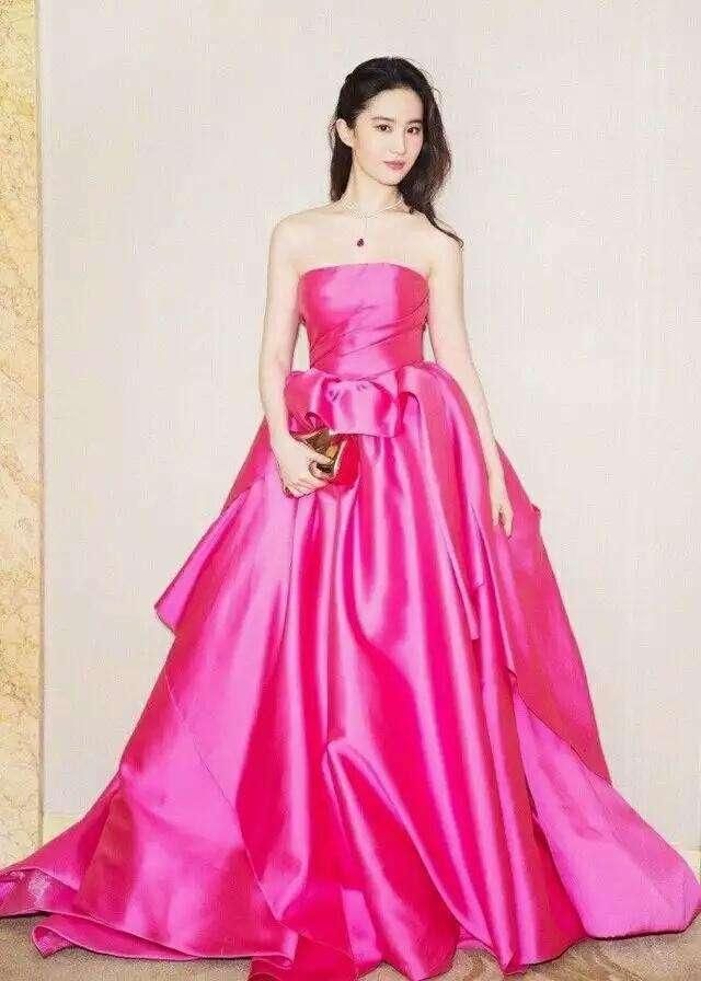 杨幂迪丽热巴刘亦菲赵丽颖杨颖唐嫣等女星撞衫