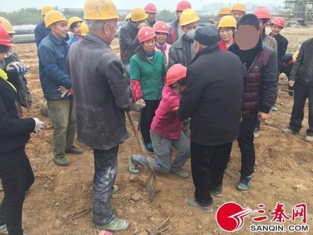 50农民工下跪求活干 称吃饭困难家中孩子没奶粉