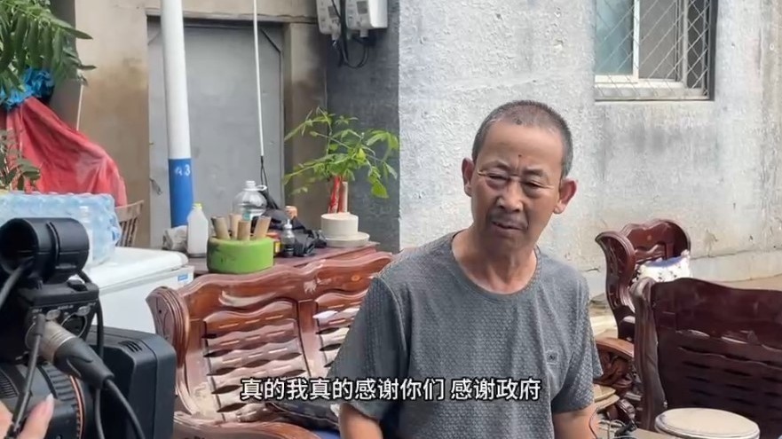 淤泥清了村民高兴哭了 大兴消防增援门头沟区灾后重建 淤泥清了村民高兴哭了 大兴消防增援门头沟区灾后重建