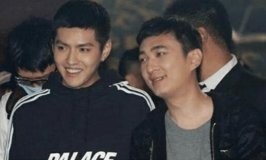 李易峰回应捏脸事件,各种调侃王校长,可爱感爆