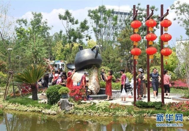 6月13日，游客在北京世园会福建园参观。 当日，2019年中国北京世界园艺博览会“福建日”活动在北京世园会园区举行。