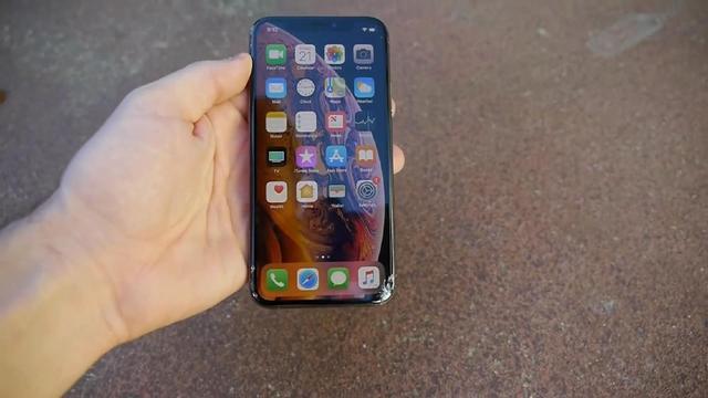 iphonex屏幕部分與地面撞擊之後,iphonex的屏幕右上角產生了裂紋,但是