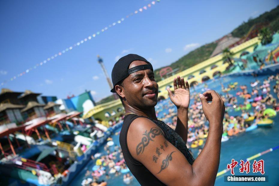 非洲小伙被重庆高温“热哭” 盼公司为他放假 非洲小伙被重庆高温“热哭” 盼公司为他放假