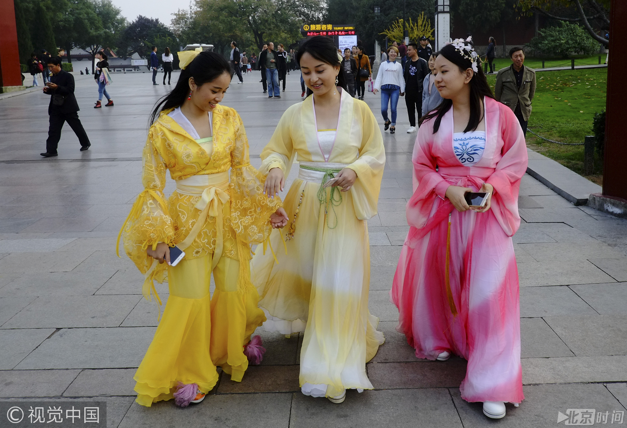西安街头三名女孩穿自制古装逛街 成独特风景线 西安街头三名女孩穿自制古装逛街 成独特风景线