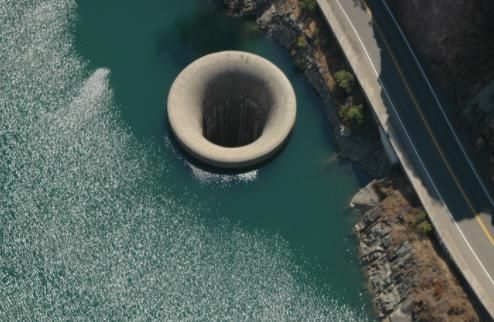 世界最大溢洪道,每秒出水1370立方米,排水壮观每年吸引百万游客