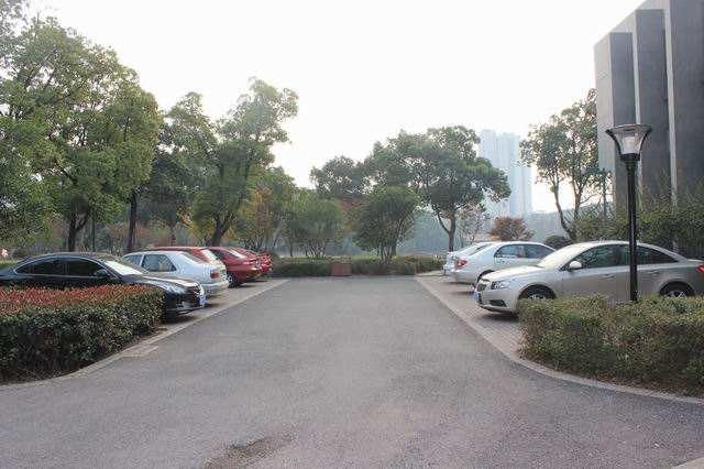 如果车子停在户外 开着空调睡觉 到底会不会有