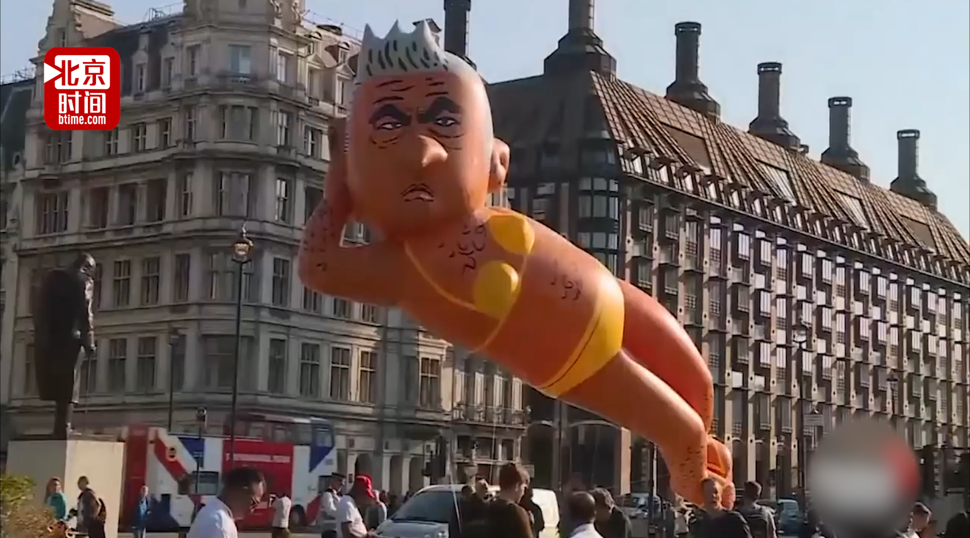 伦敦安全问题引市民不满 "市长"被恶搞穿比基尼"送上天"-北京时间
