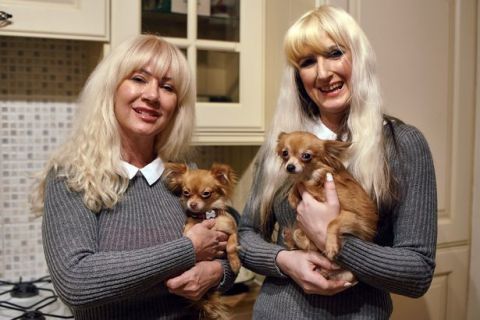 57岁英国女子整容成30岁的女儿,各自的丈夫都