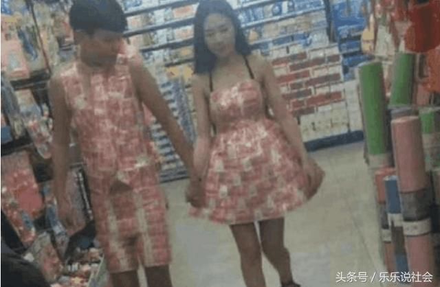 90后小情侣快手直播用人民币做衣服逛超市,老