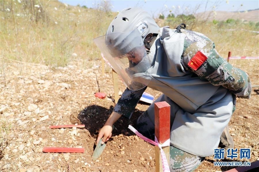 6月28日，在黎巴嫩南部与以色列临时边界“蓝线”附近一处雷场，女扫雷手鲁艳红进行扫雷作业。