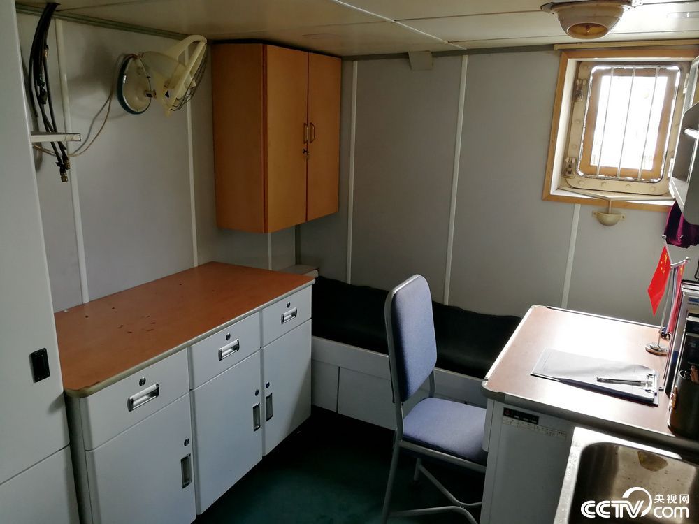 舰长、政委的房间也比较紧凑，办公桌就在床铺的一旁。（记者 袁育堃 报道）