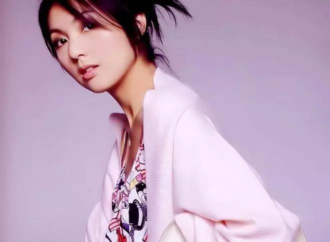 我是八年余春娇终找回自我的杨千嬅,今年43岁