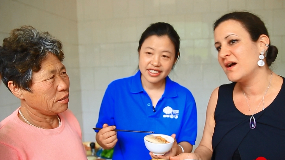 戴蔚然牵手中榆树店村 带以色列美食家交流 戴蔚然牵手中榆树店村 带以色列美食家交流