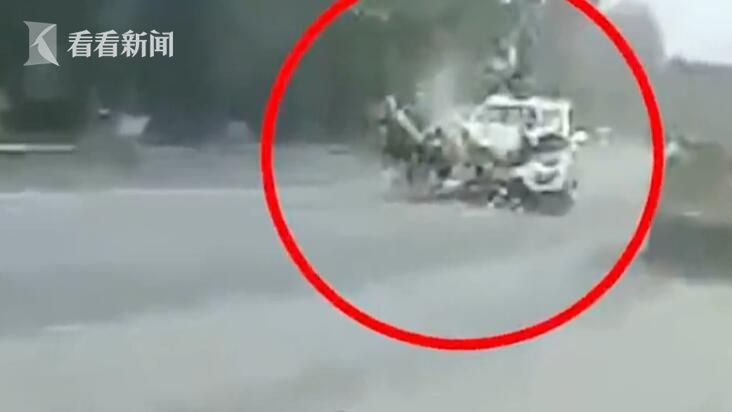 男子骑摩托带女子小孩逆行飙车 后车录死亡瞬间 男子骑摩托带女子小孩逆行飙车 后车录死亡瞬间