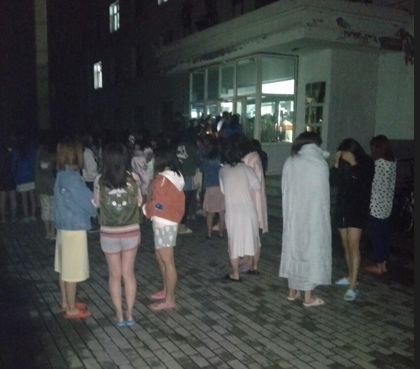 逃出宿舍的学生们。