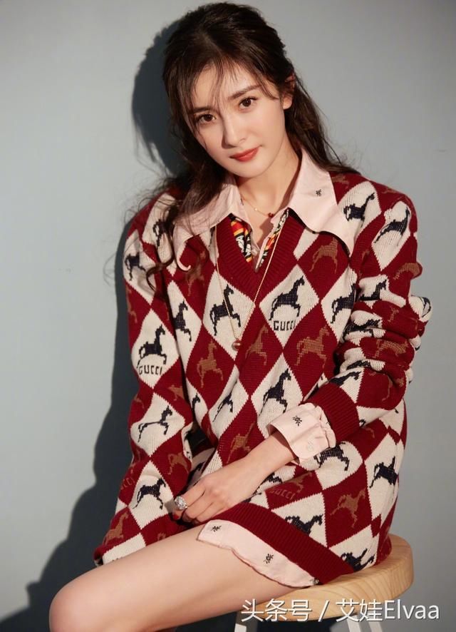 杨幂《明日之子》私服衣服当短裙,只穿上衣不