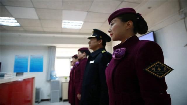 高铁上的列车长工资到底有多少?揭开真实工资