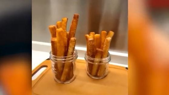 跟着美食博主炸薯条,有网友差点“毁容”!模仿网络短视频 当心有风险 跟着美食博主炸薯条,有网友差点“毁容”!模仿网络短视频 当心有风险