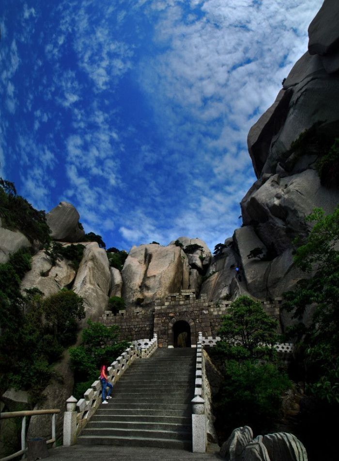 天柱山总关寨雄姿 .余飞跃/摄