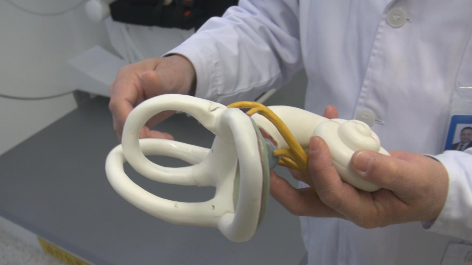 女子连熬三天夜躺着玩手机患上耳石症 专家解析原因 女子连熬三天夜躺着玩手机患上耳石症 专家解析原因