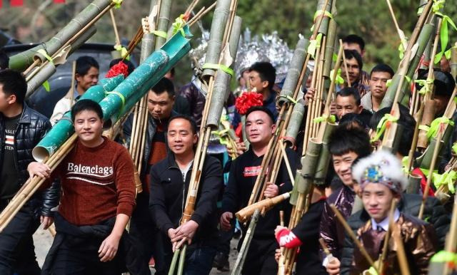 图为乌英苗寨的村民们扛着芦笙参加大年初一的聚会。