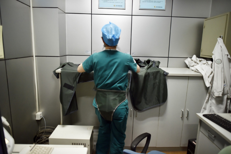 女医生穿30斤铅衣做手术 内裤是铅制 女医生穿30斤铅衣做手术 内裤是铅制