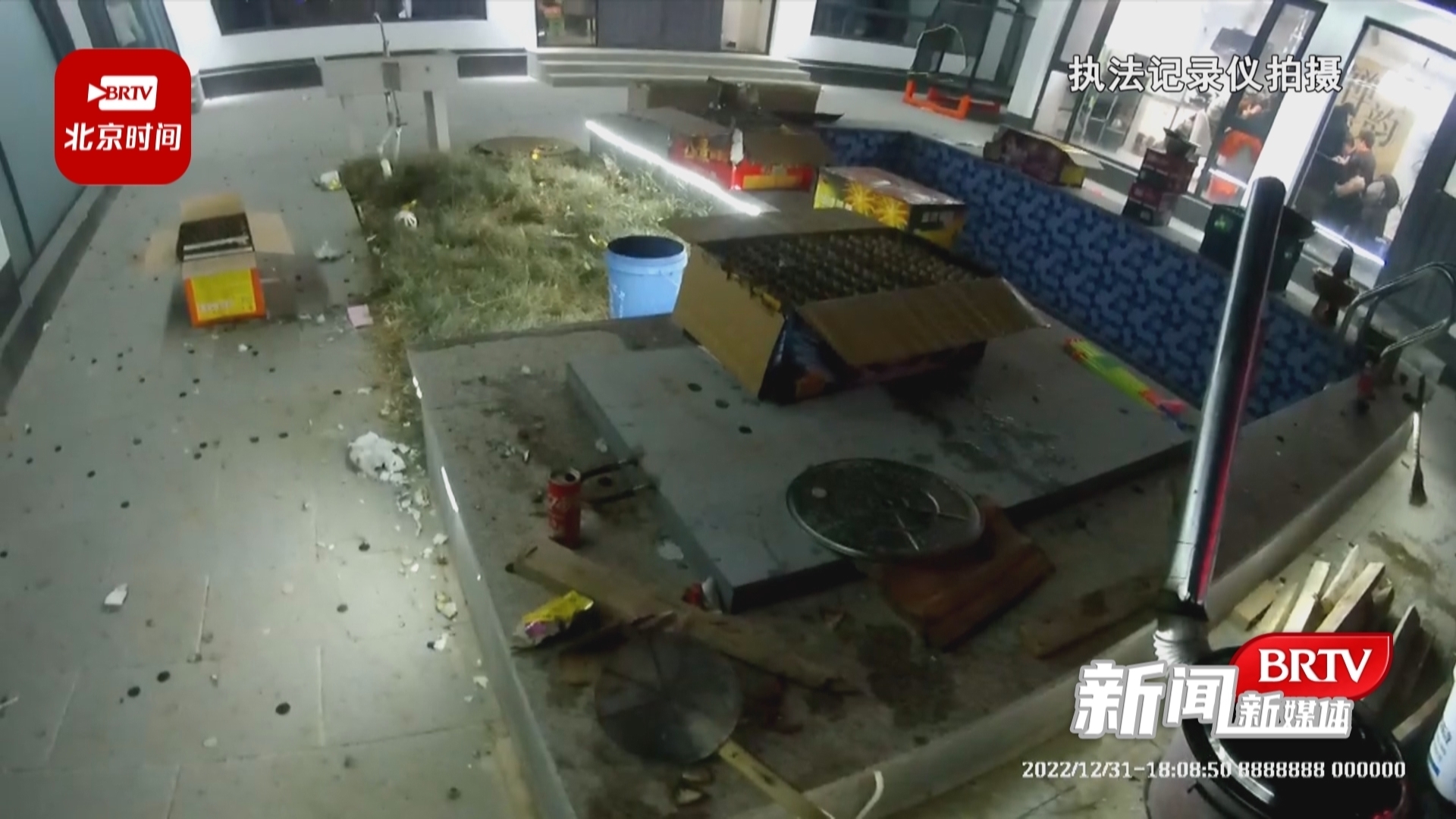 警方严查烟花爆竹违法行为 收缴烟花爆竹80箱约800公斤